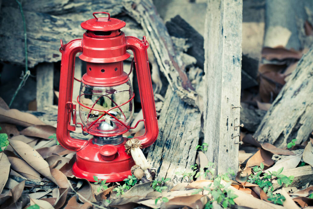 rote Laterne, Schlusslicht, http://www.shutterstock.com/de/pic-169208996/stock-photo-red-lantern-on-grunge-background.html, © www.shutterstock.com (12.11.2024) 