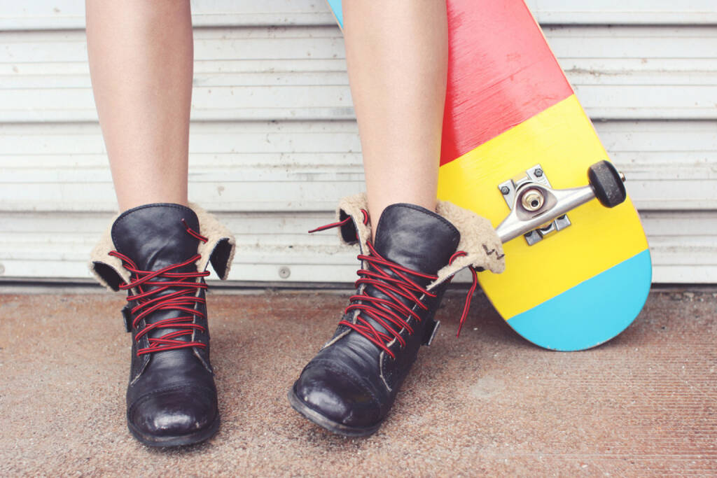 lockern, Schnürsenkel, Schuhband, Schuhe, lockern, http://www.shutterstock.com/de/pic-174726407/stock-photo-close-up-of-a-young-skater-girl-s-feet-and-skateboard.html, © www.shutterstock.com (22.03.2025) 