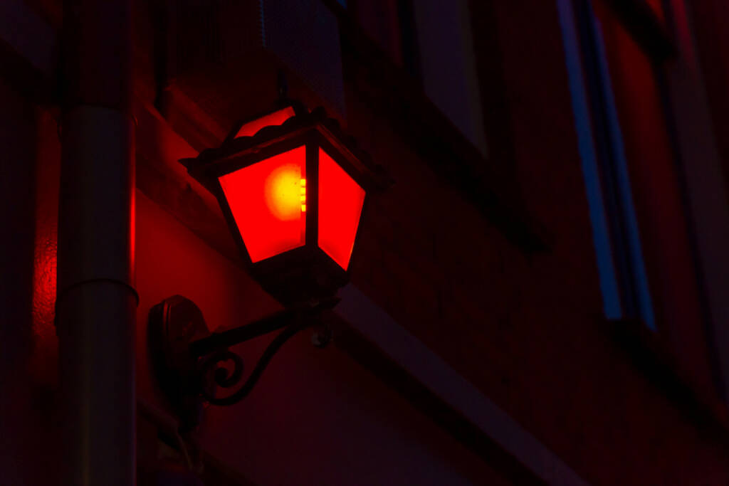 rote Laterne, Schlusslicht, http://www.shutterstock.com/de/pic-216104746/stock-photo-red-lantern-on-the-wall-in-red-light-district-in-amsterdam-netherlands.html, © www.shutterstock.com (22.03.2025) 