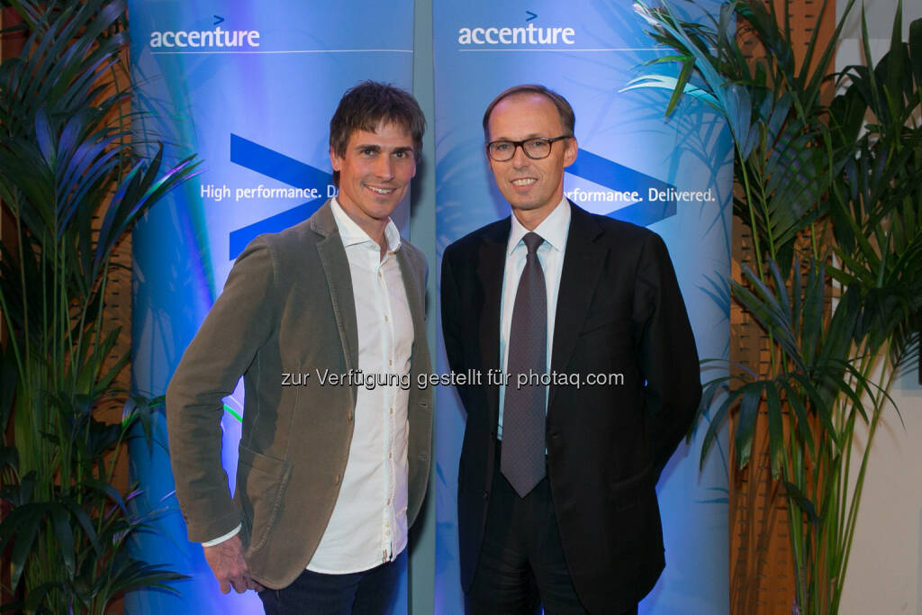 Felix Gottwald, Klaus Malle (Country Managing Director Accenture Österreich): Am 29. Oktober lud Accenture Österreich Felix Gottwald als Gastredner zum Alumni-Event. „Wie sich Sieger zum Erfolg denken“, lautete der Titel. Der Vortrag: „Ausreden oder anpacken? Jammern oder Handeln? Zwischen Sieg und Niederlage liegen nur wenige Gedanken!“, so Gottwald. (Bild: Martina Draper), © Aussender (30.10.2014) 