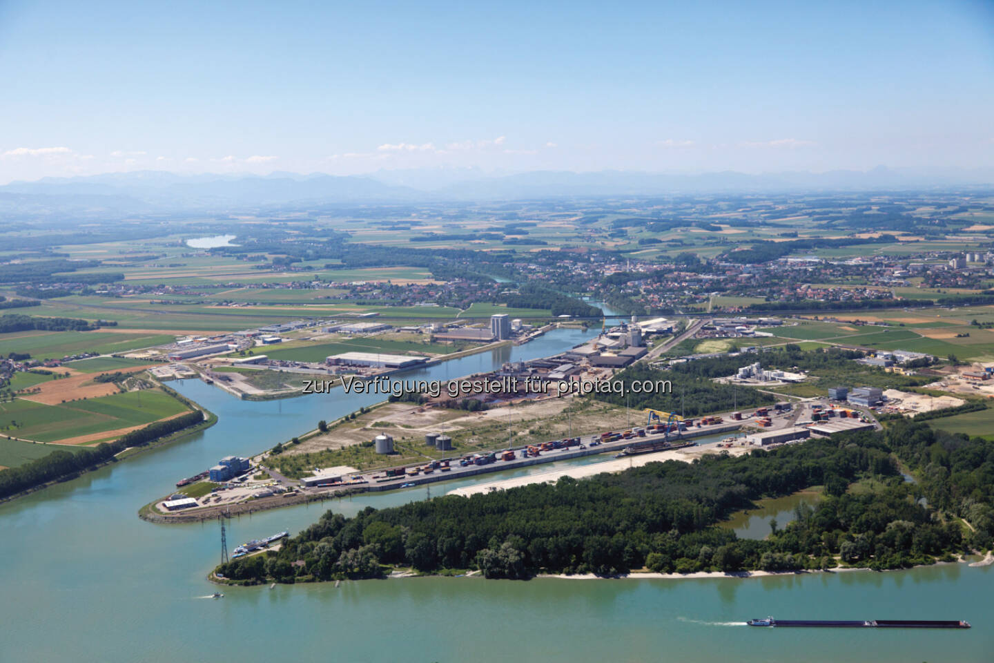 CTE Container Terminal Enns GmbH: Container Terminal Enns als neue intermodale Drehscheibe: Nach dem Zuschlag durch das Land Oberösterreich bereitet die Container Terminal Enns GmbH (CTE) nun die Modernisierung des Container Terminals im Ennshafen vor. Noch im November wird mit dem Erweiterungsbau begonnen, im April 2015 übernimmt die neugegründete CTE GmbH die Betreiberschaft. 