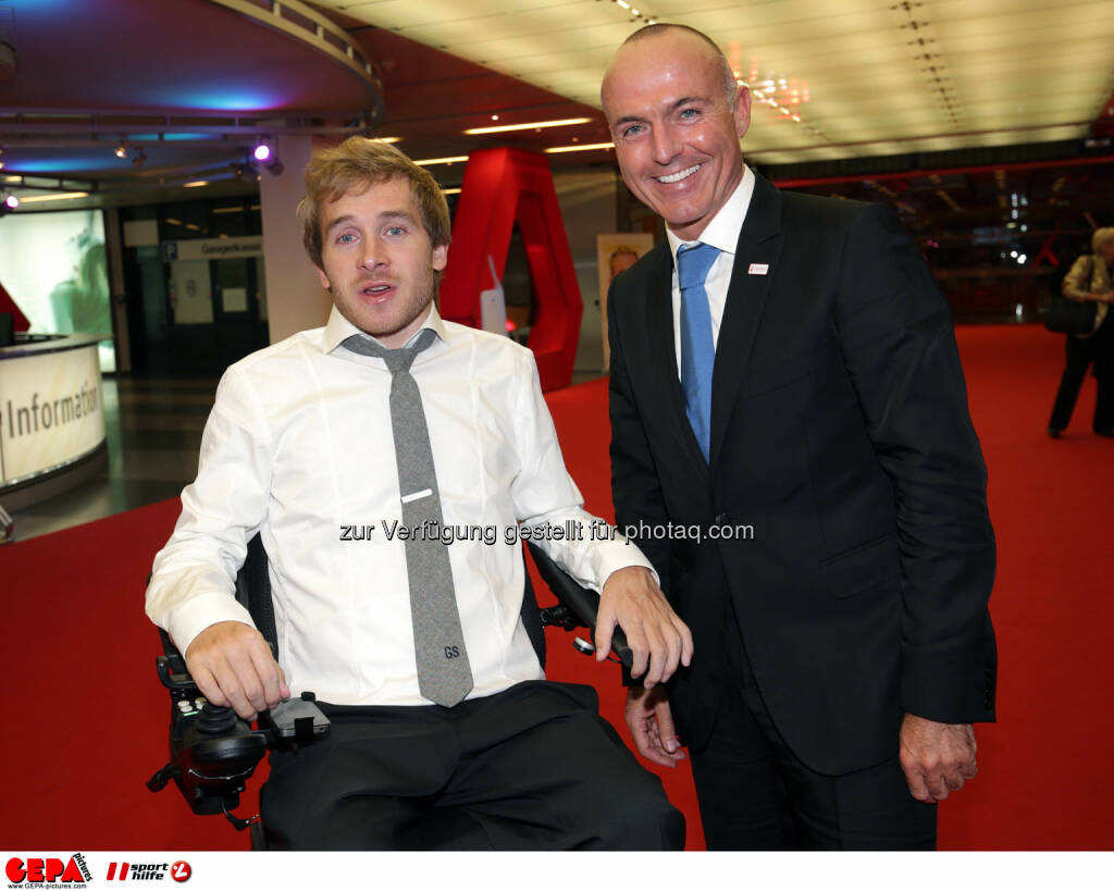 Samuel Koch (GER) und Minister Gerald Klug. Photo: GEPA pictures/ Walter Luger, ©  Gepa pictures/ Michael Riedler (31.10.2014) 