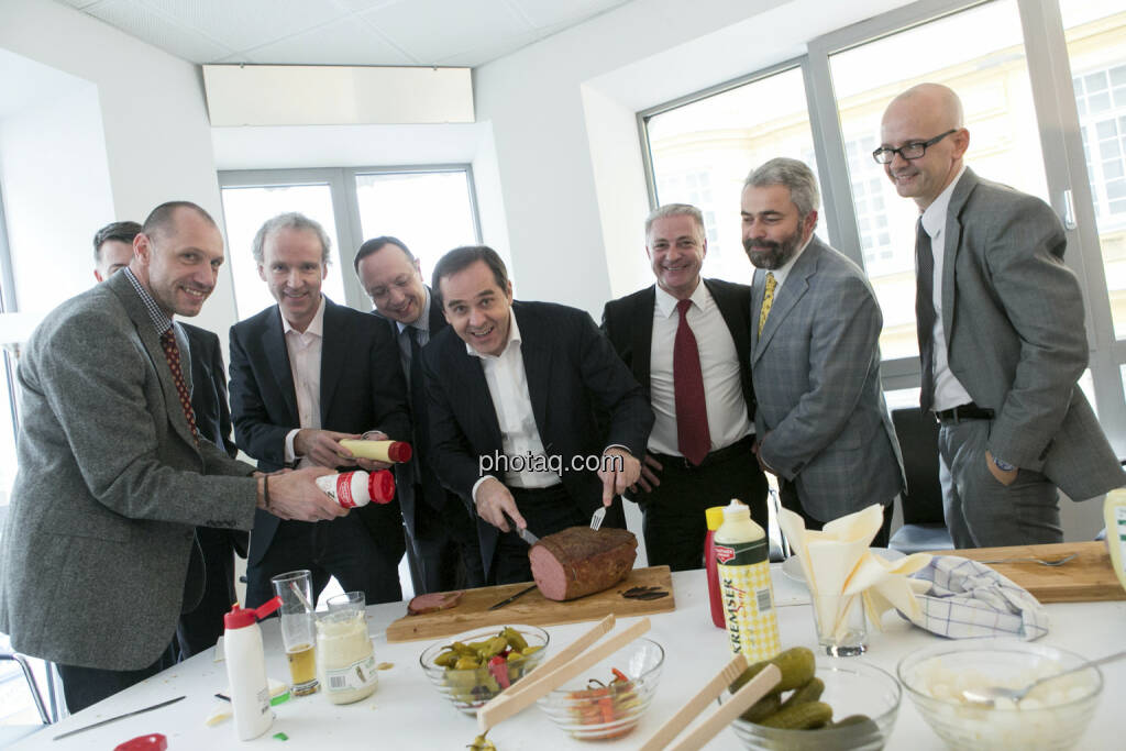 Leberkäsin': Uli Baumann (Volksbank), Friedrich Erhart (Pioneer), Christian Drastil, Roman Eisenschenk (Kepler), Wolfgang Matejka (Matejka & Partner), Thomas Schneidhofer (S Versicherung), Thomas Irmler (Erste Asset Management), Klaus della Torre (RCB), © finanzmarktfoto.at/Martina Draper (31.01.2013) 