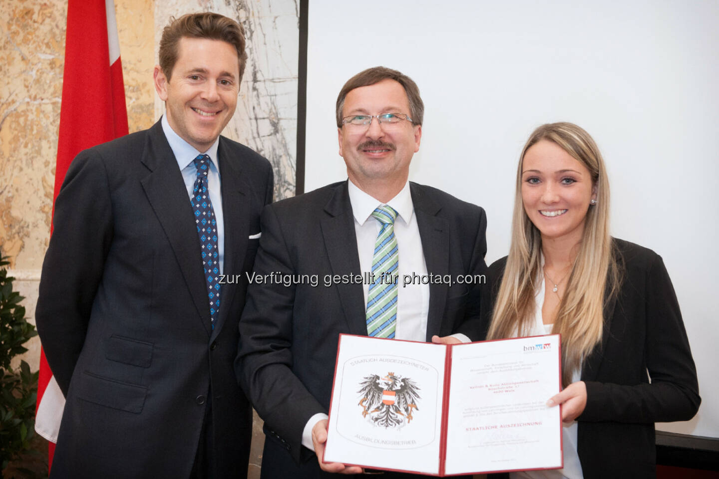 Staatssekretär Harald Mahrer, Vorstandsdirektor Ernst Wiesinger und Lehrling Barbara Bramerdorfer, Kellner & Kunz AG -  Kellner & Kunz AG erhält Staatswappen für Lehrlingsausbildung (Bild: Heeresbild- und Filmstelle (HBF))