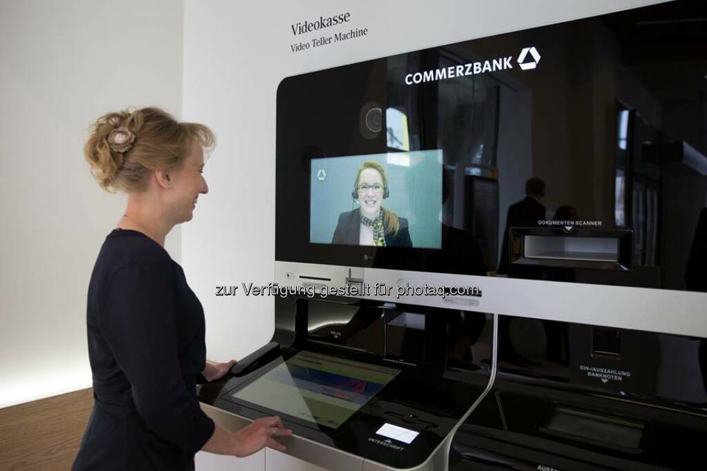 Die Commerzbank Videokasse wurde mit dem Banking IT-Innovation Award 2014 ausgezeichnet. Dieser wurde bereits zum vierten Mal vom Kompetenzzentrum Sourcing in der Finanzindustrie in St. Gallen vergeben. In der Auszeichnung der Jury heisst es unter anderem: Mit der Videokasse ist der Commerzbank eine innovative Umsetzung der SB-Kasse gelungen, so dass sie die Würdigung in einem starken Teilnehmerfeld verdient hat. Derzeit ist die Videokasse in unseren Pilotfilialen in Berlin und Stuttgart im Einsatz und steht Kunden wochentags von 7.30 bis 21.30 Uhr und am Wochenende von 8.30 bis 21.30 Uhr zur Verfügung. Eindrücke zur Stuttgarter Flagship-Filiale finden Sie hier: http://bit.ly/Flagship_Stuttgart  Source: http://facebook.com/commerzbank (31.10.2014) 