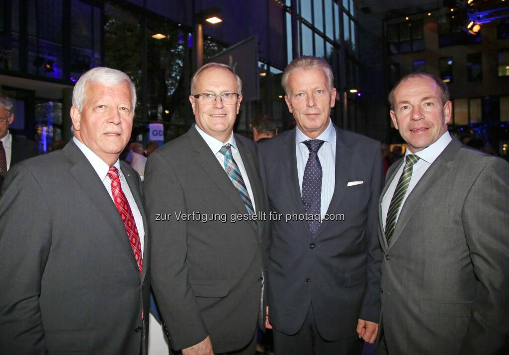 Jakob Auer (Aufsichtsratspräsident), Franz Reisecker (Präsident der Landwirtschaftskammer OÖ), Vizekanzler Reinhold Mitterlehner, Max Hiegelsberger (Landesrat) (Bild: RLB OÖ/Strobl) (01.11.2014) 