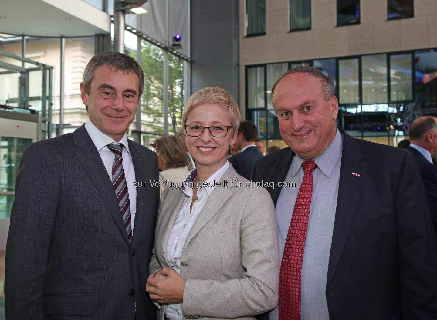 Heinrich Schaller (Generaldirektor RLB OÖ), Doris Hummer (Landesrat), Rudolf Trauner (WKOÖ-Präsident) (Bild: RLB OÖ/Strobl)