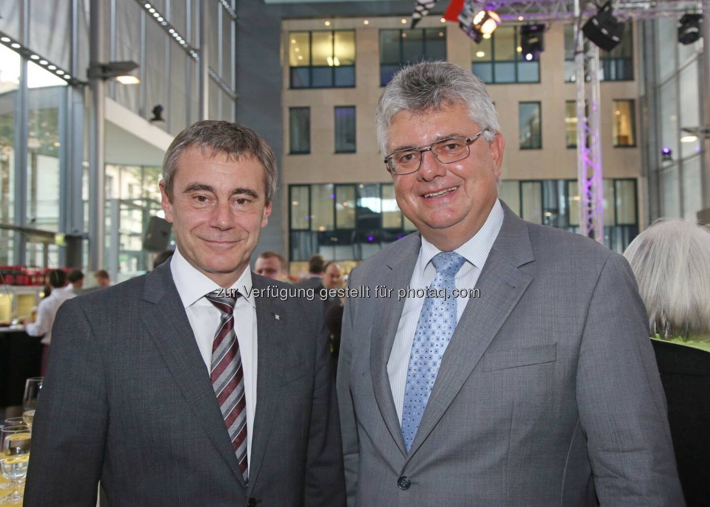 Heinrich Schaller (Generaldirektor RLB OÖ), Josef Kinast (Siemens-Vorstand der Niederlassung Linz) (Bild: RLB OÖ/Strobl)