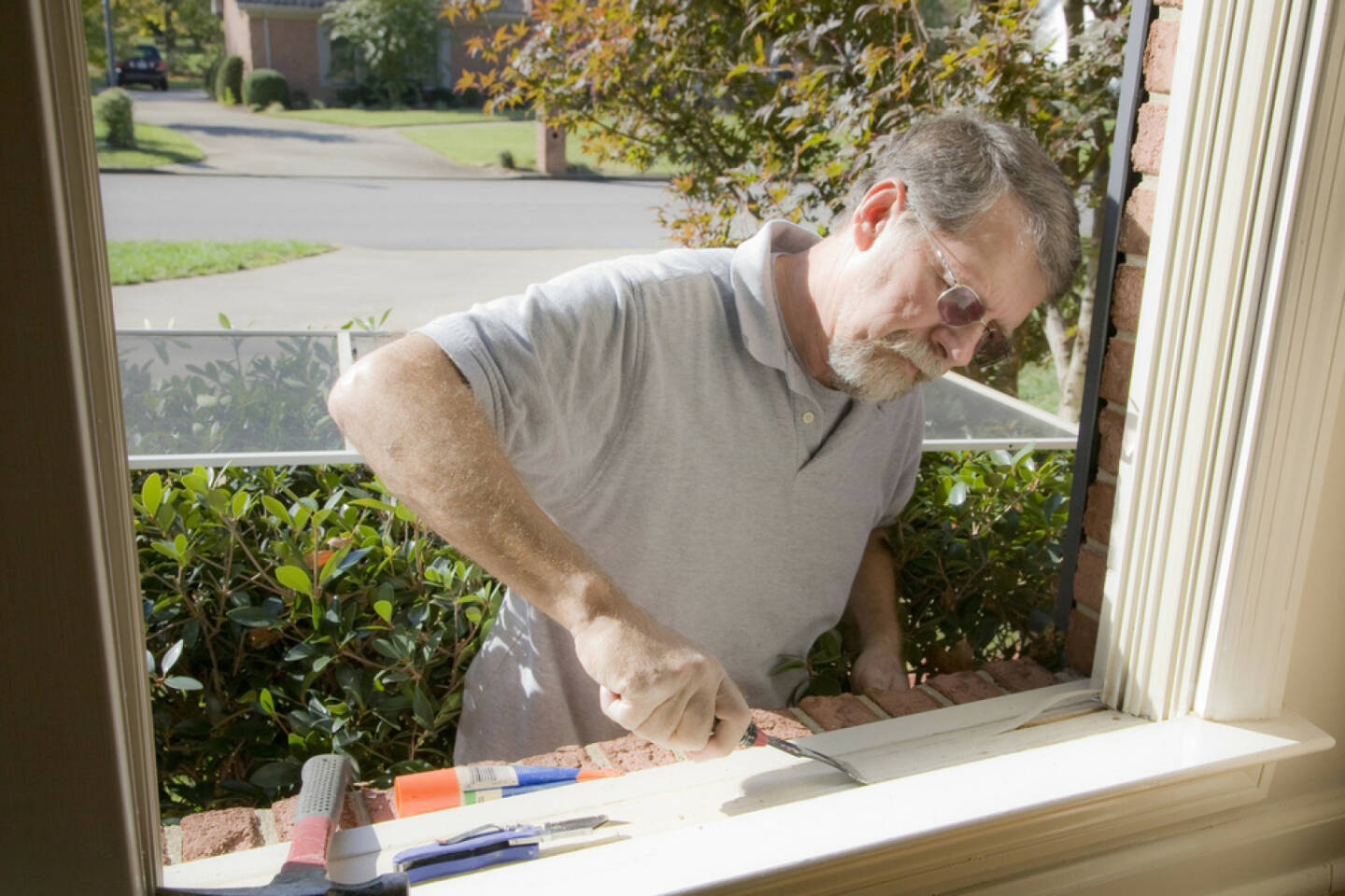 Heimwerker, Mann, basteln, Handwerker, http://www.shutterstock.com/de/pic-81286894/stock-photo-carpenter-cutting-wood-needed-to-replace-rotten-wood-on-exterior-of-home.html