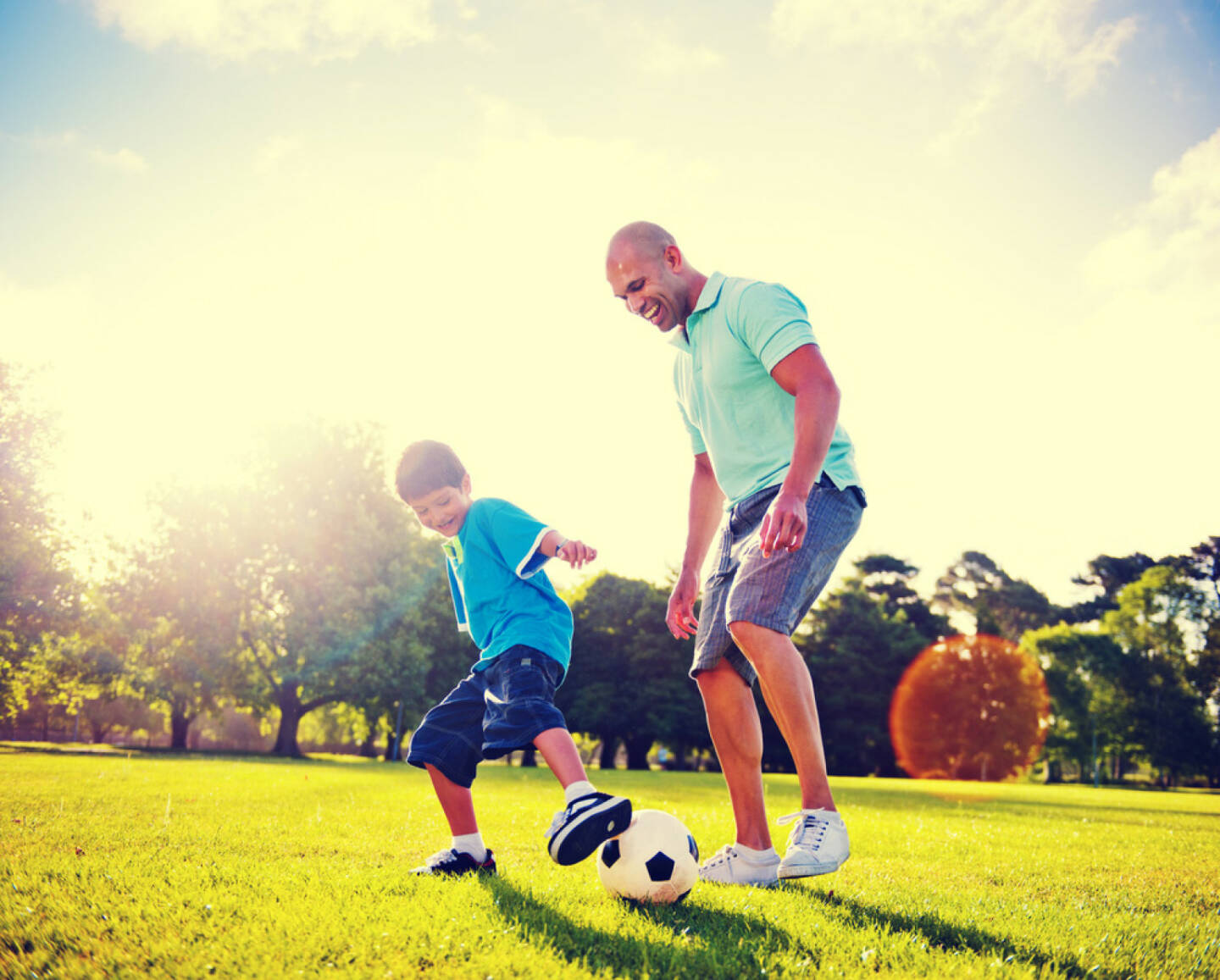 Vater, Sohn, Fussball, spielen, Familie, Beziehung, Park, http://www.shutterstock.com/de/pic-180140327/stock-photo-father-and-son-playing-ball-in-the-park.html
