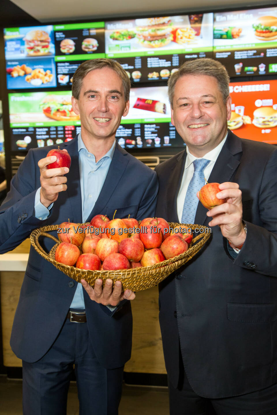 Andreas Schmidlechner (Managing Director McDonald’s Österreich, links) und Andrä Rupprechter (Landwirtschaftsminister): McDonald’s Österreich: Steirische Äpfel im Happy Meal