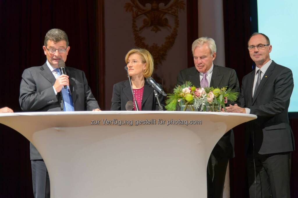 Stefan Ottrubay (Esterházy), Martina Salomon (Kurier), Veith Sorger, LH-Stv. Franz Steindl: Esterhazy Betriebe GmbH: 20 Jahre Esterházy Privatstiftungen In der Geschichte verwurzelt - der Zukunft verpflichtet!, © Aussender (03.11.2014) 