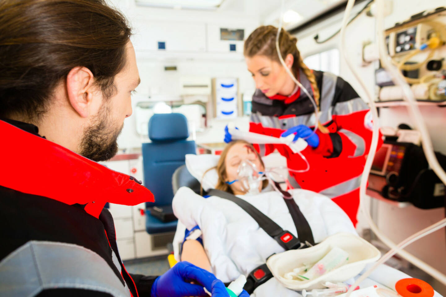 Rettung, Sanitäter, Volunteer, Freiwillig, Hilfe, helfen, Not, Arzt, Medizin, http://www.shutterstock.com/de/pic-191582018/stock-photo-emergency-doctor-and-nurse-or-ambulance-team-medicate-accident-victim.html