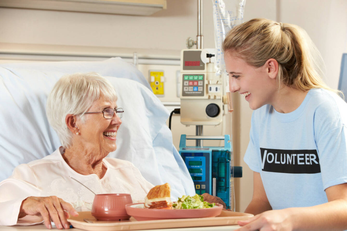 Freiwillig, Helfer, helfen, Krankenpflege, Pflege, Spital, Krankenhaus, Volunteer, Betreuung, http://www.shutterstock.com/de/pic-125081231/stock-photo-teenage-volunteer-serving-senior-female-patient-meal-in-hospital-bed.html