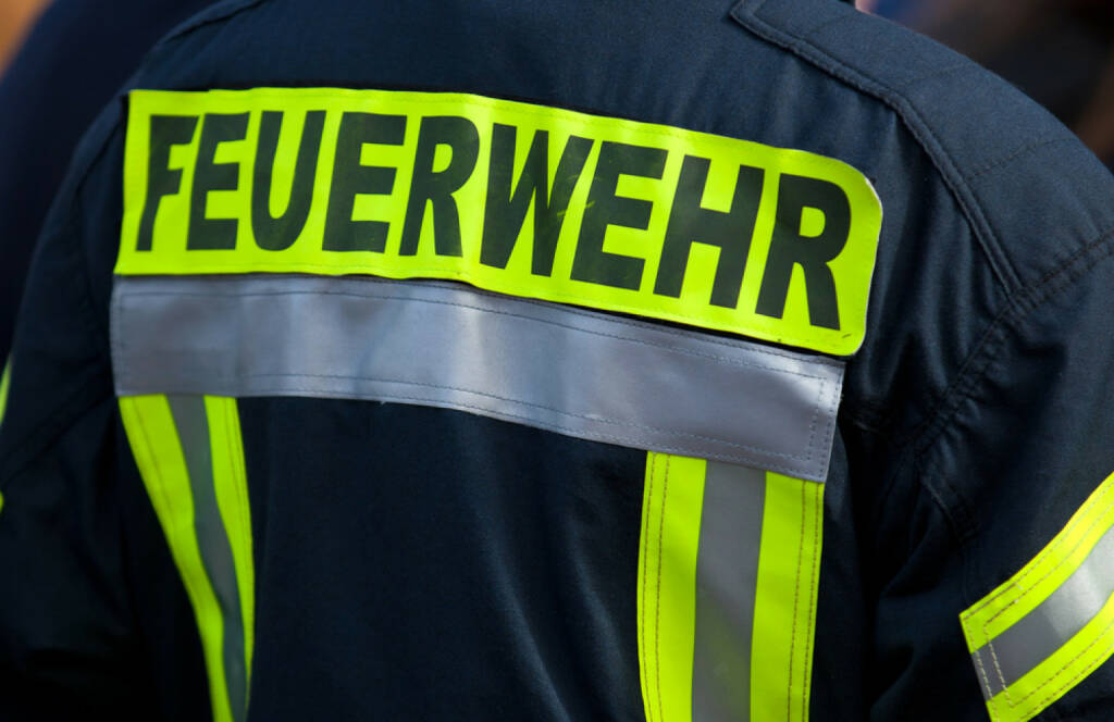 Volunteer, freiwillig, Helfer, helfen, ehrenamtlich, Feuerwehr, Not, Hilfe, http://www.shutterstock.com/de/pic-210443908/stock-photo-back-of-a-german-firefighter.html, © www.shutterstock.com (03.11.2014) 