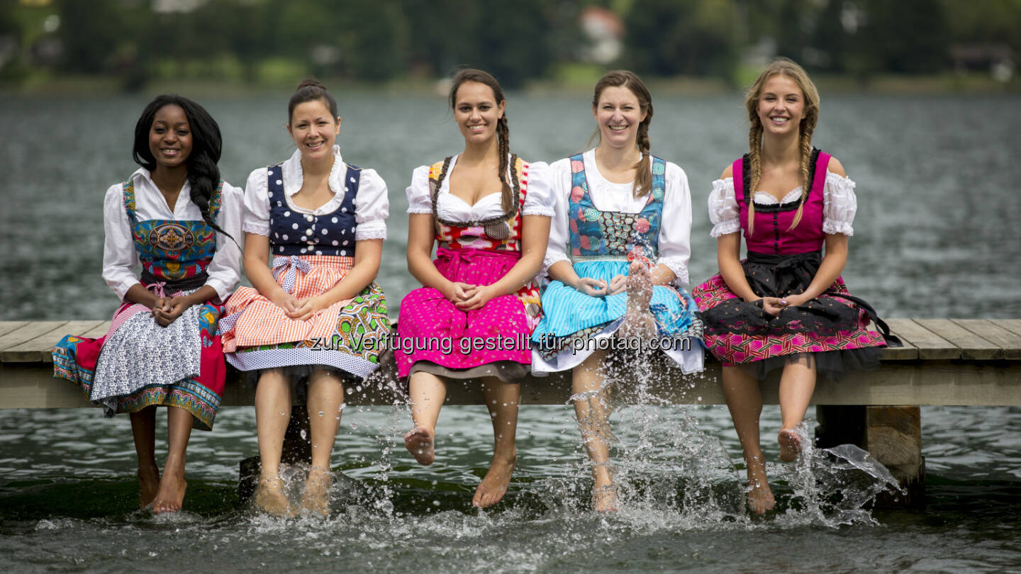 Jennifer Kamucote, Marion Kaltenbacher, Kristina Zivny, Cornelia Kenda, Sophie Marie Spitzer: Das Afrikadirndl - Ein Kleid, das zwei Kontinente verbindet. Das junge Modelabel verarbeitet bunte Stoffe aus Tansania in einem Villacher Atelier zu farbenfrohen Dirndlkleidern