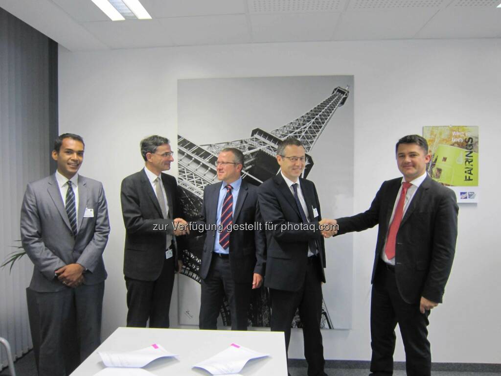 Janick Andriamananaivo, Key Account Manager - External Supply Chain & Partnerships, Aircelle; Francios Tarel, Executive Vice President of Aircelle; Robert Machtlinger, Facc COO; Arnaud De Bussac, VP Procurement and Partnership, Aircelle; Robert Braunsberger, Facc VP Engines & Nacelles: Facc AG hat von Aircelle (Safran) einen Großauftrag zur Entwicklung und Fertigung von Triebwerksverkleidungen für den neuen Airbus A330neo erhalten. Copyright: Aircelle, © Aussendung (05.11.2014)