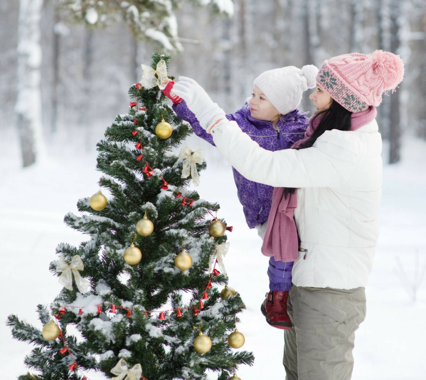 Weihnachten, Christbaum, schmücken, Schnee, http://www.shutterstock.com/de/pic-121969564/stock-photo-mother-and-the-daughter-decorate-a-christmas-tree.html