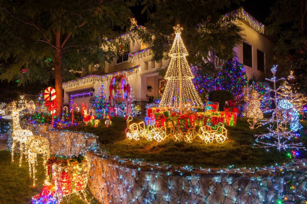 Weihnachten, USA, Beleuchtung, Licht, Weihnachtsbeleuchtung, Kitsch, http://www.shutterstock.com/de/pic-154278749/stock-photo-christmas-lights-on-home-in-southern-california.html, © www.shutterstock.com (05.11.2014) 