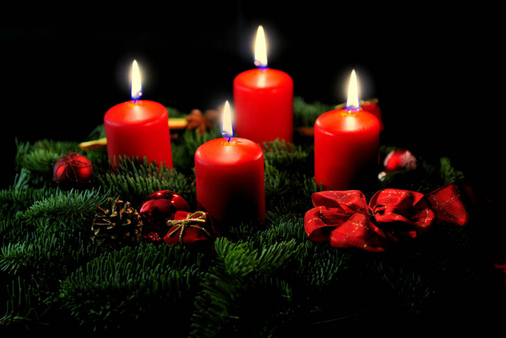 Weihnachten, Europa, Adventkranz, Kerzen, Licht, besinnlich, http://www.shutterstock.com/de/pic-105372086/stock-photo-advent-wreath-with-candle-and-decorations.html?, © www.shutterstock.com (05.11.2014) 