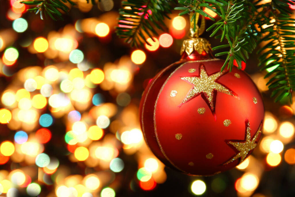 Weihnachten, Christbaumkugel, http://www.shutterstock.com/de/pic-154974956/stock-photo-christmas-ornaments-on-the-christmas-tree.html, © www.shutterstock.com (05.11.2014) 