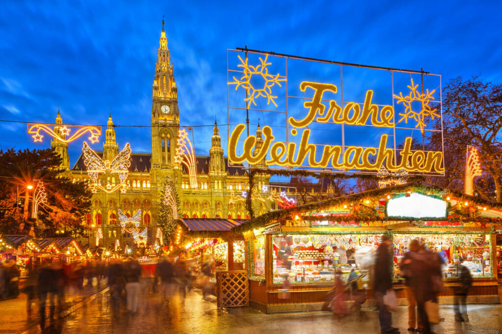 Weihnachten, Weihnachtsmarkt, Adventmarkt, http://www.shutterstock.com/de/pic-161744594/stock-photo-traditional-christmas-market-in-vienna-austria.html, © www.shutterstock.com (05.11.2014) 