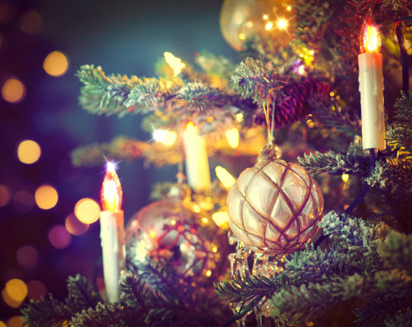 Christbaum, Weihnachten, Weihnachtsbaum, Kerzen, http://www.shutterstock.com/de/pic-165318218/stock-photo-christmas-tree-decorated-with-baubles-garlands-and-candles-retro-style-vintage-styled.html