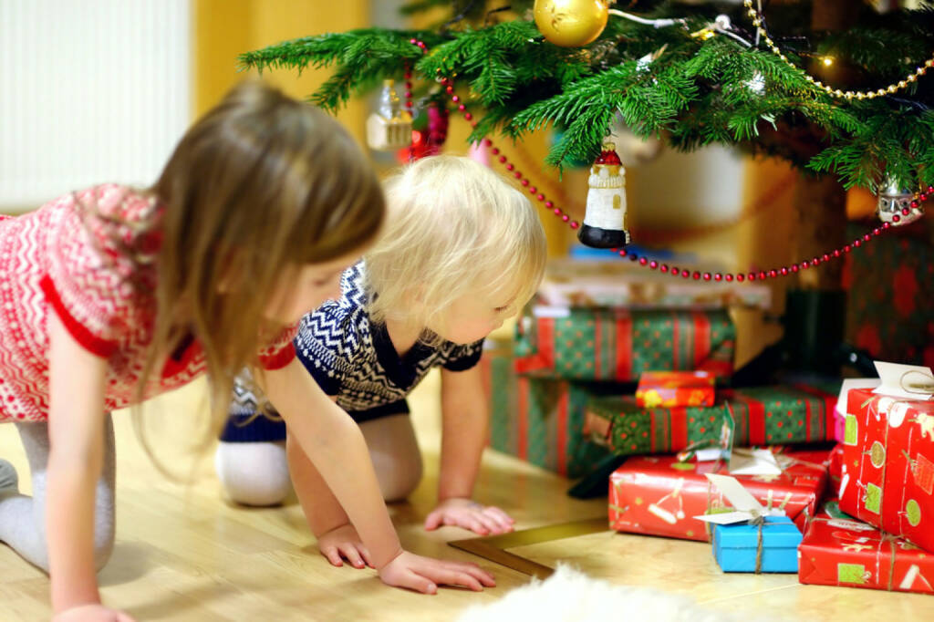 Weihnachten, Geschenke, Bescherung, Kinder, http://www.shutterstock.com/de/pic-211839097/stock-photo-two-adorable-little-sisters-looking-for-gifts-under-a-christmas-tree-on-christmas-eve-at-home.html, © www.shutterstock.com (05.11.2014) 