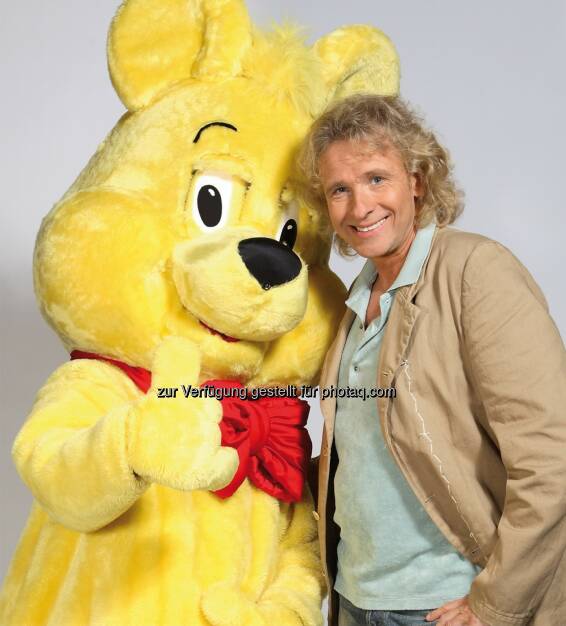 Thomas Gottschalk übergibt die Haribo-Goldbären an Michael Bully Herbig (Bild: Haribo), © Aussender (05.11.2014) 