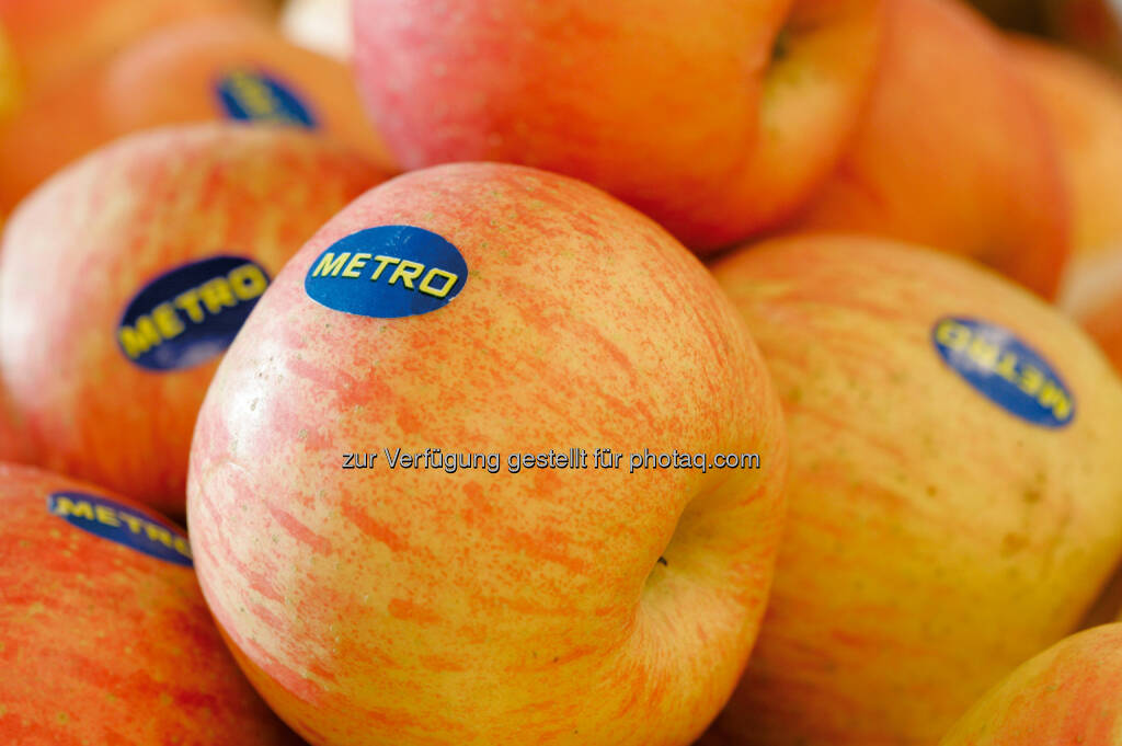 Metro begeht den Tag des Apfels - am 14.11. bekommt jeder Kunde einen Apfel geschenkt - 3,5 Tonnen Äpfel werden für diese Aktion gekauft - Metro unterstützt damit die heimischen Bauern (Bild: Metro), © Aussender (06.11.2014) 