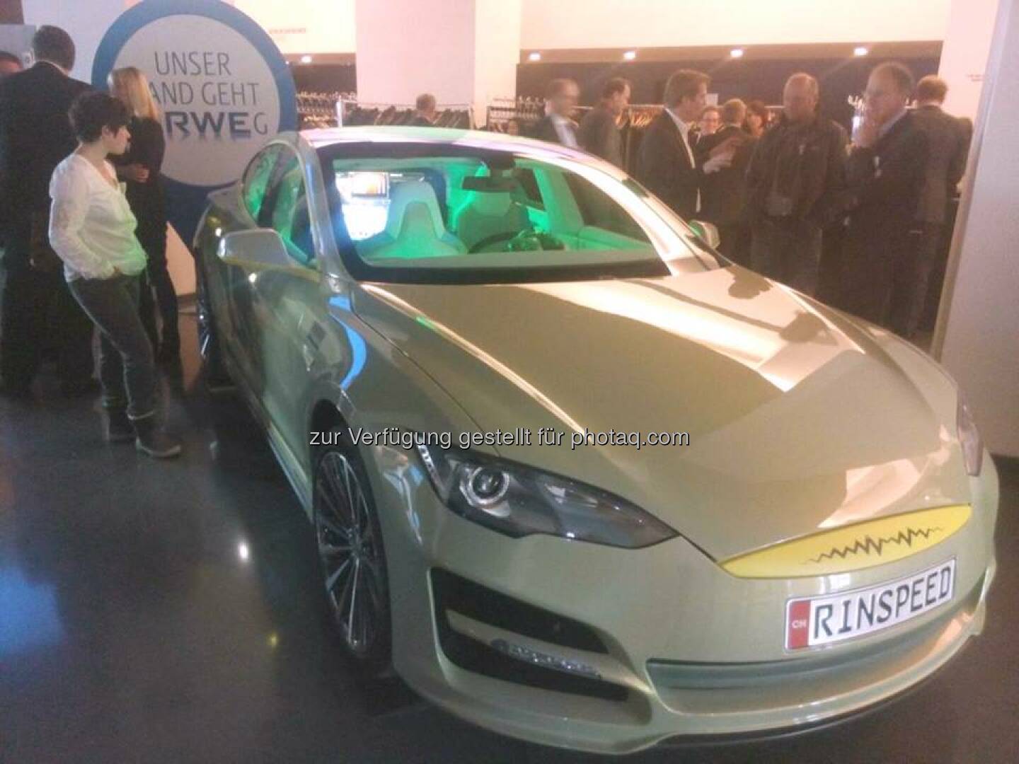 Sportlich und kraftstrotzend: Der Star des Tages heute beim RWE Forum war ein Auto - der Rinspeed XchangE. 

>> Bitte kommentiere: Welches ist Dein Lieblings-Elektroauto?  Source: http://facebook.com/vorweggehen