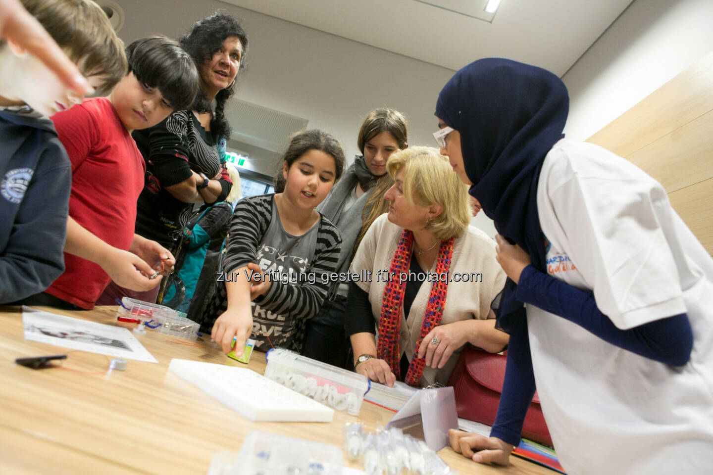 Die anwesenden LehrerInnen und DirektorInnen schauen den Kindern der VS Krottenbachstraße beim Experimentieren zu.