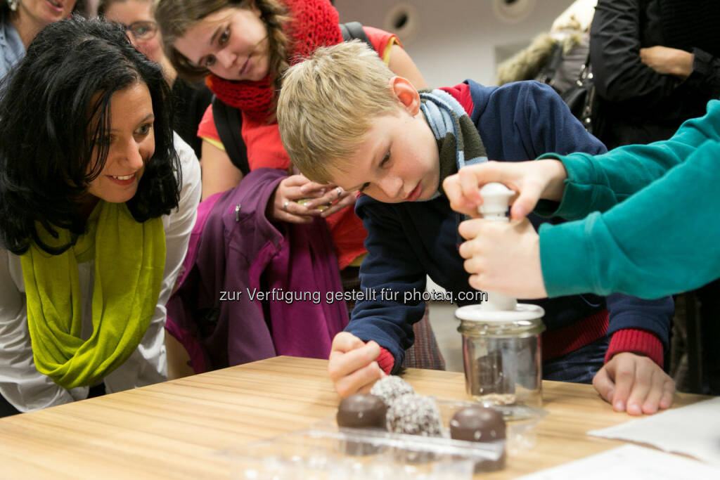 Felix aus der VS Krottenbachstraße führt das Schwedenbomben-Experiment vor., © Martina Draper für Festo (07.11.2014) 