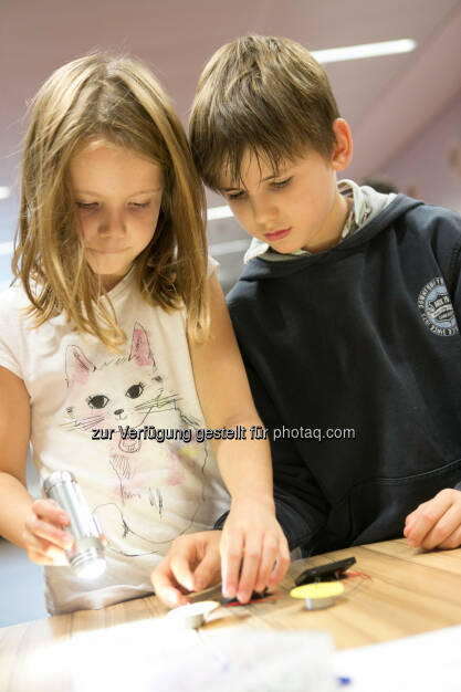 Christoph und Liliane aus der VS Krottenbachstraße experimentieren mit Solarenergie, © Martina Draper für Festo (07.11.2014) 