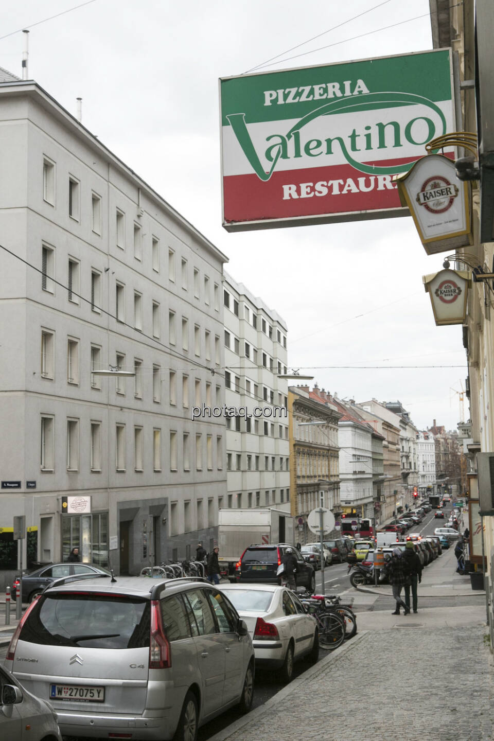 Interview-Ort: Die Pizzeria Valentino liegt schräg vis a vis des Börse Express (weisses Haus links) in der Berggasse, Wien 9