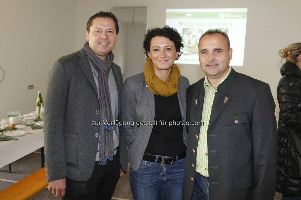 Susanne Maurer, Horst Schlatzer, Granit und Hannes Wagner, Leiter Hochbau Österreich, Granit: SOS Kinderdorf: Baustellenfrühstück am 11.11.2014 im SOS-Kinderdorf Stübing, © Aussender (11.11.2014) 