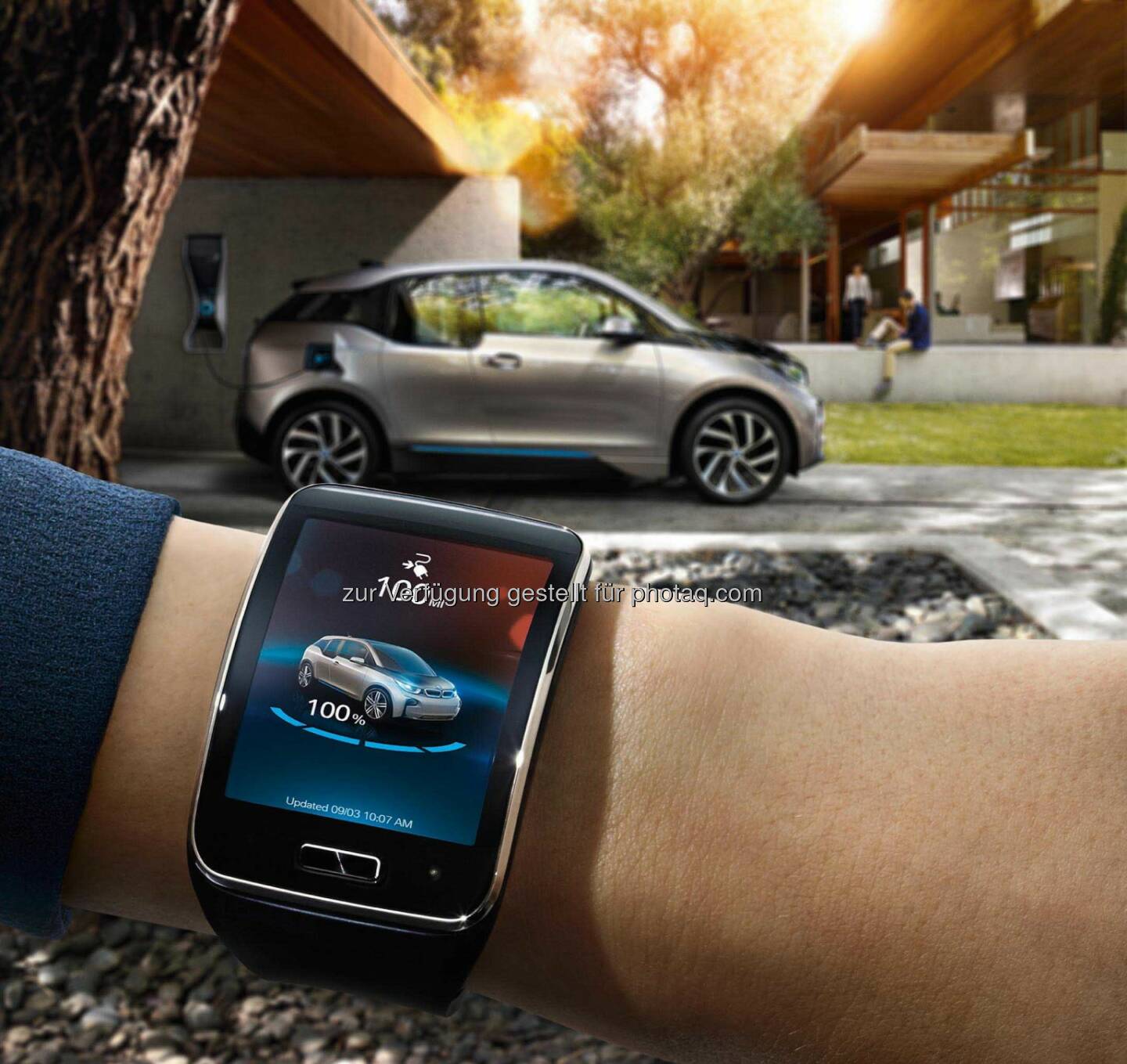 BMW i Remote App bei den CES Innovation Awards 2015 ausgezeichnet. Über die Smartwatch Samsung Gear S mit BMW i Fahrzeugen verbunden.