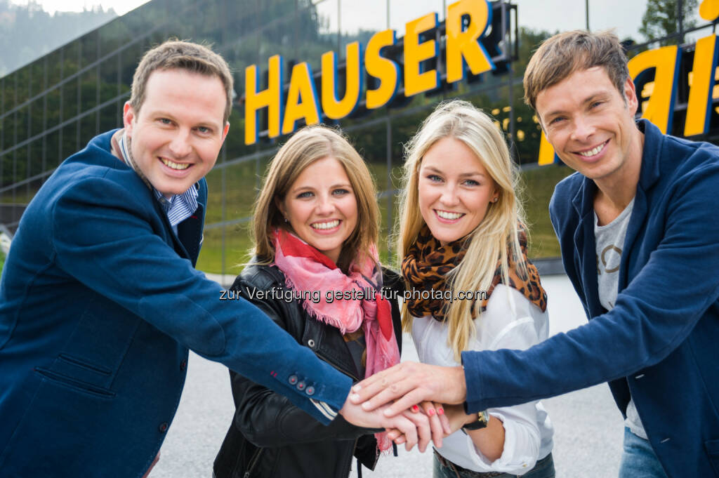 Geschäftsführer Arthur Moser, Stefanie Ott und Carina Röder (Marketing) vom Hauser Kaibling besiegeln die Kooperation mit ORF Ski-Experte Thomas Sykora., © Aussendung (12.11.2014) 