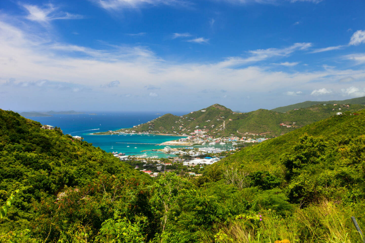 Britische Jungferninseln, Road Town, http://www.shutterstock.com/de/pic-207336373/stock-photo-aerial-view-of-road-town-on-tortola-the-capital-of-british-virgin-islands.html
