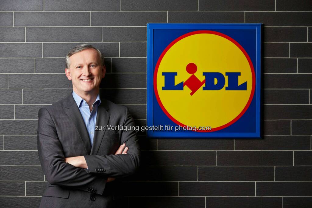 Alexander Deopito, Vorsitzender der Geschäftsleitung von Lidl Österreich: Unter dem Motto „Echt viel Genuss“ bietet der heimische Lebensmittelhändler exzellente Qualität und erlesene Köstlichkeiten zu einem Top-Preis-Leistungs-Verhältnis. Dabei ist es auch heuer wieder gelungen, das hochwertige Sortiment nochmals auszubauen: Die „Deluxe“-Range umfasst in diesem Jahr knapp 400 verschiedene Produkte, die ab 13. November exklusiv bei Lidl Österreich angeboten werden., © Aussender (13.11.2014) 