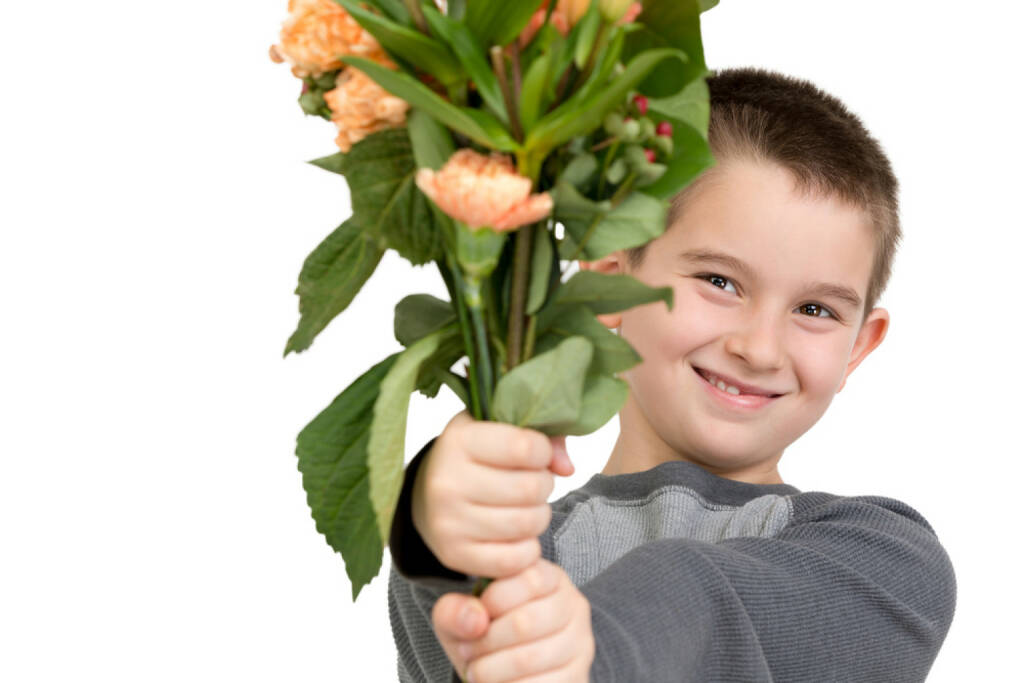 Blumen, Blumenstrauß, Bub, Kind, Junge, Muttertag, freundlich, http://www.shutterstock.com/de/pic-164657984/stock-photo-eight-years-old-boy-presenting-flowers-perhaps-he-is-trying-to-say-sorry-or-its-mothers-day.html, © www.shutterstock.com (13.11.2014) 