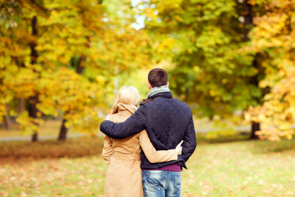 Umarmung, Paar, Spaziergang, Herbst, http://www.shutterstock.com/de/pic-217933690/stock-photo-love-relationship-family-and-people-concept-couple-hugging-in-autumn-park-from-back.html, © www.shutterstock.com (13.11.2014) 