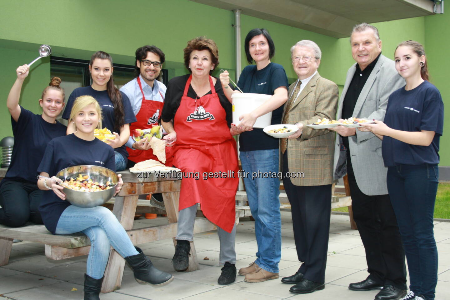 Die Lehrlinge der Wiener Stadtwerke und ihre Lehrlingsmütter Gabriele Aurednicek und Alexandra Herzig machten Schnitzel, Emil Diaconu (Junge Volkshilfe), Stv. VHW Vorsitzender Karl Lacina und Günther Triembacher sorgten für den Salat.: Volkshilfe Wien: Lehrlinge der Wiener Stadtwerke kochen für ehemals obdachlose Menschen