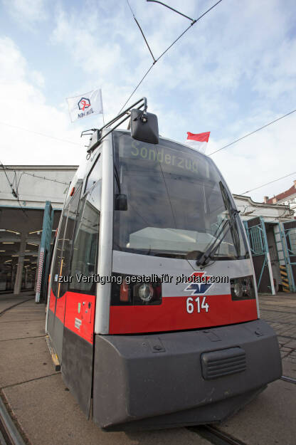 Aids Hilfe Wien: Welt-Aids-Tag 2014 - Aids Hilfe Wien und Wiener Straßenbahnen zeigen Flagge, Sonderzug (Bild: Wiener Linien/Helmer), © Aussender (14.11.2014) 