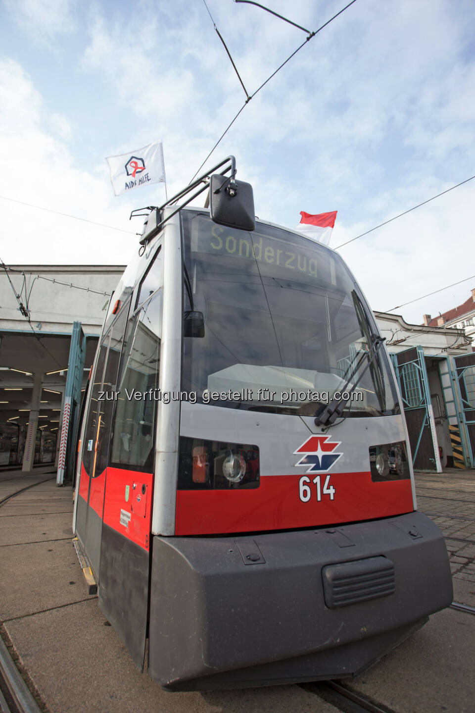 Aids Hilfe Wien: Welt-Aids-Tag 2014 - Aids Hilfe Wien und Wiener Straßenbahnen zeigen Flagge, Sonderzug (Bild: Wiener Linien/Helmer)