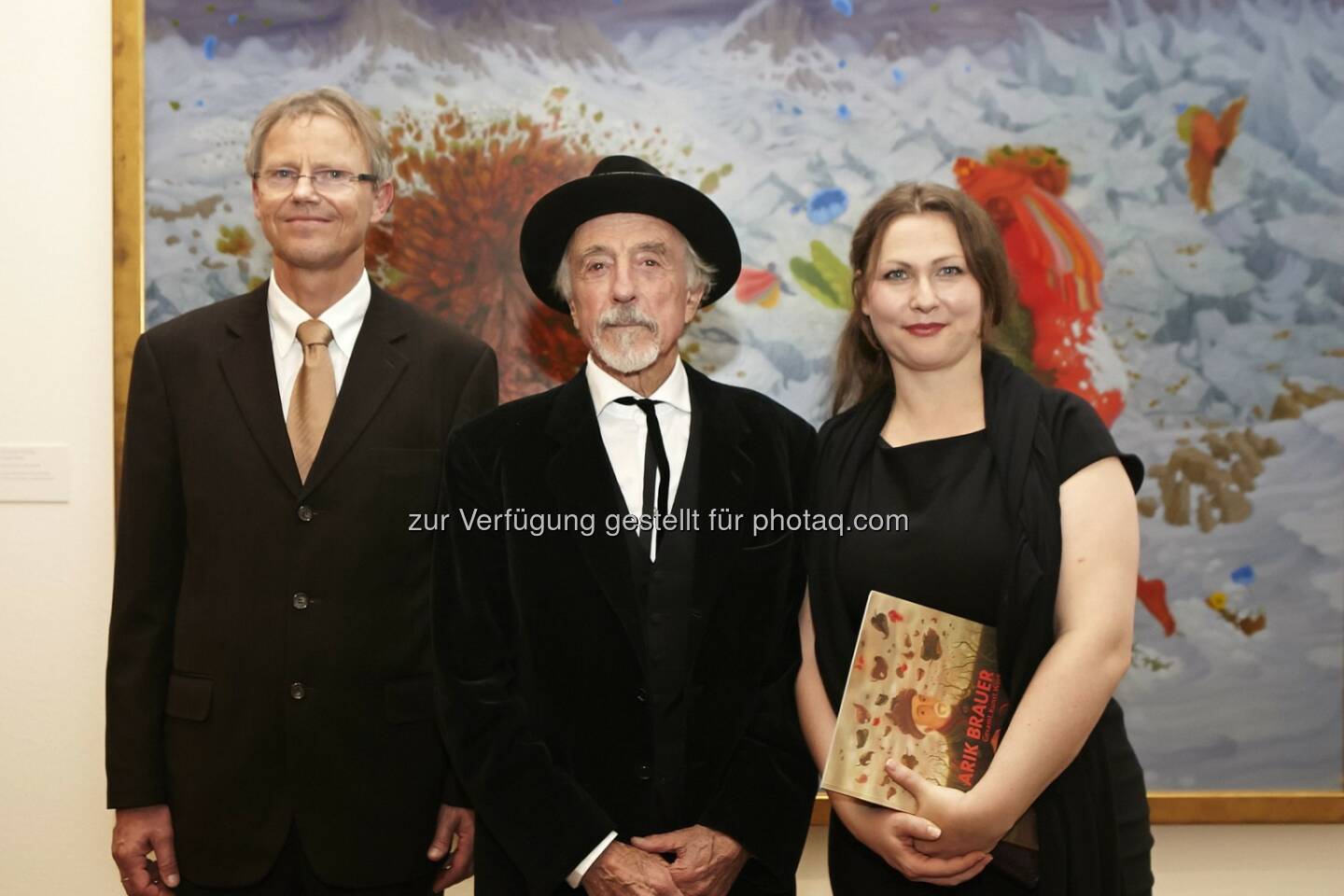 Franz Smola (Museologischer Direktor (interim.), Leopold Museum, Kurator der Ausstellung), Arik Brauer (Künstler) und Alexandra Matzner (Kuratorin der Ausstellung): Leopold Museum im MQ: Das gibt's nur einmal: Arik Brauer im Leopold Museum