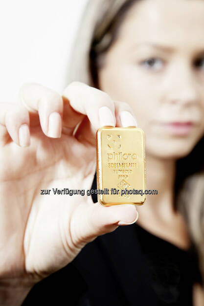 Gold ; Philoro 100 g SecurityLine GoldBarren, presented by Nina Krist, © Philoro (05.02.2013) 