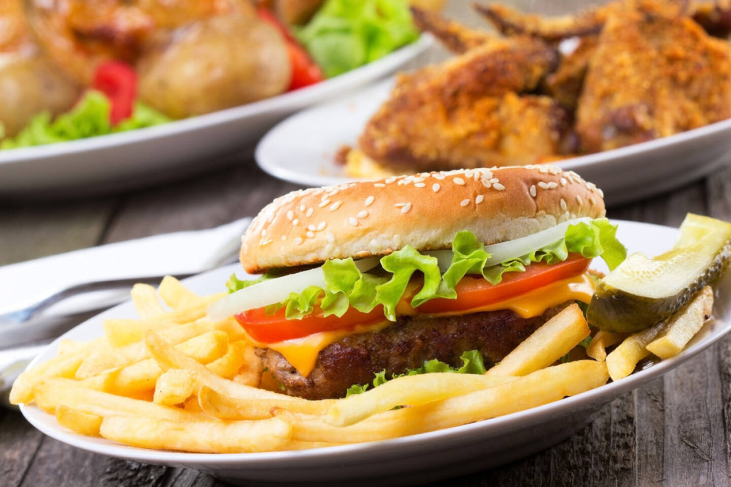 Junk, Junkfood, Burger, Pommes, Essen, USA, Junkbonds, http://www.shutterstock.com/de/pic-95254582/stock-photo-hamburger-with-fries-and-vegetables.html