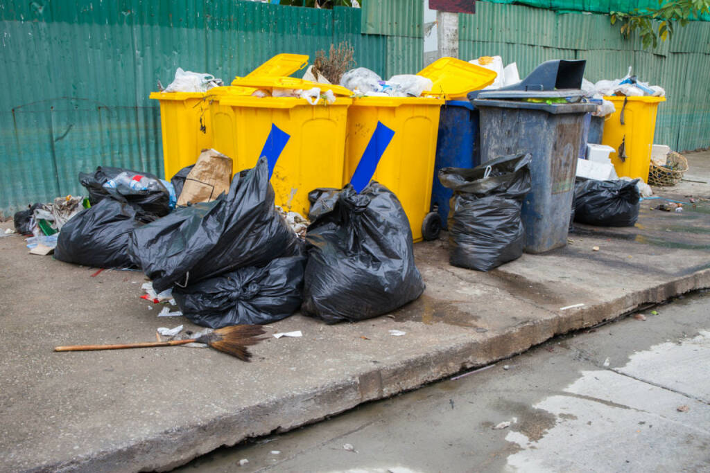 Müll, Ramsch, Mist, Junkbonds, http://www.shutterstock.com/de/pic-205518673/stock-photo-pile-of-garbage-and-overfilled-recycle-bins.html, © www.shutterstock.com (23.03.2025) 