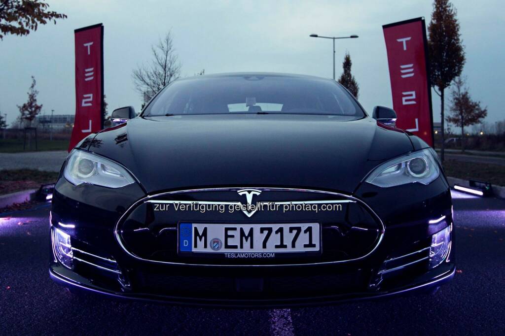 Tesla Model S P85D recently made its first appearance in Europe, accelerating from 0 to 100km in 3.4 seconds on a runway in Berlin.  Source: http://facebook.com/teslamotors, © Aussender (15.11.2014)